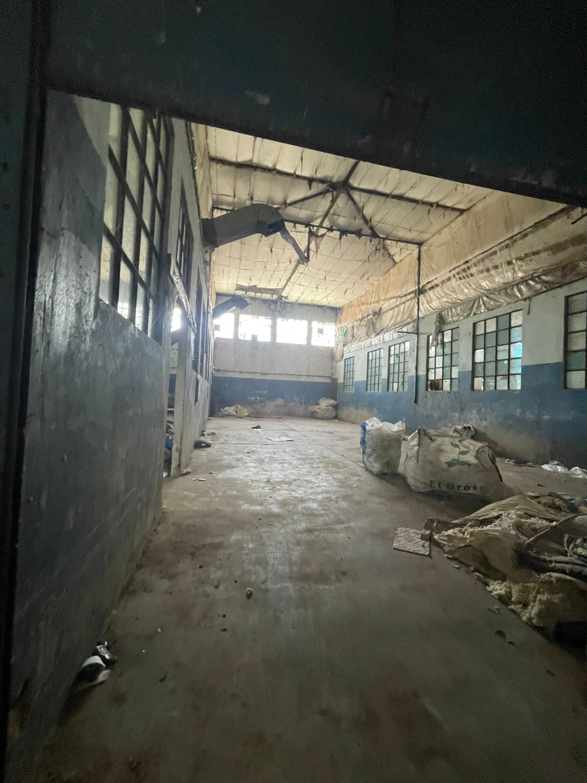 gran nave de 7000 m2 cubiertos en el centro de Luján ex ruta 7 - Image 3