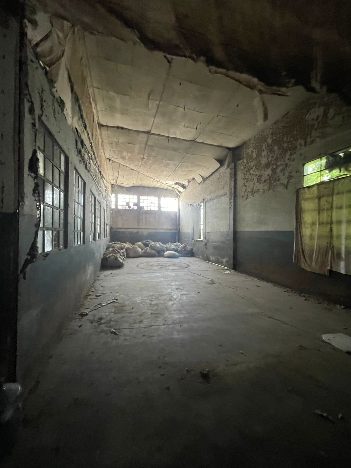 gran nave de 7000 m2 cubiertos en el centro de Luján ex ruta 7 - Image 12