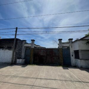 gran nave de 7000 m2 cubiertos en el centro de Luján ex ruta 7