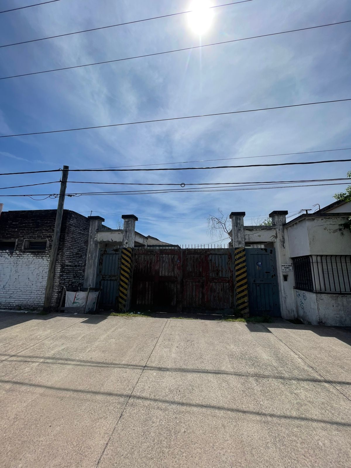 gran nave de 7000 m2 cubiertos en el centro de Luján ex ruta 7