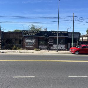 increíble lavadero sobre Av . Rivadavia 22150 , ituzaingo  Buenos Aires .